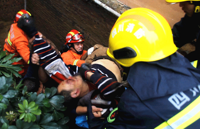 四川自贡一工地污水井坍塌 被困3人获救送医治疗
