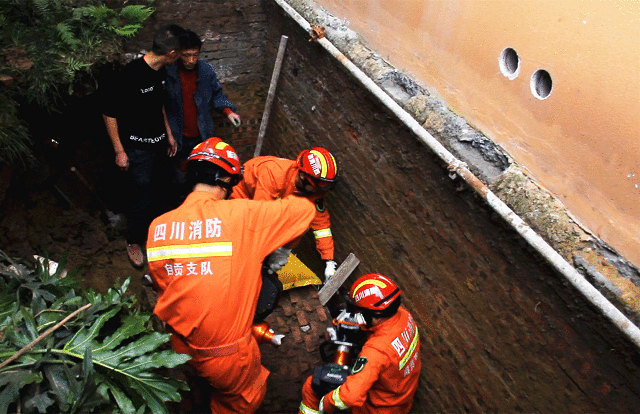 四川自贡一工地污水井坍塌 被困3人获救送医治疗