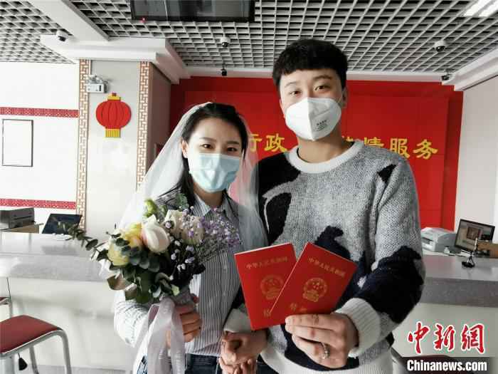 一对情侣顺利领取成婚证 韩章云 摄