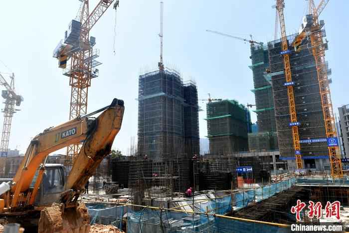 3月16日，工人在福建省福州市的一处修建工地上功课。当天，中国国度统计局宣布的数据显示，2月份，70个大中都市中，21个都市新建商品住房价值环比上涨，26个都市环比持平，23个都市新房价值环比下跌。/p中新社记者 吕明 摄