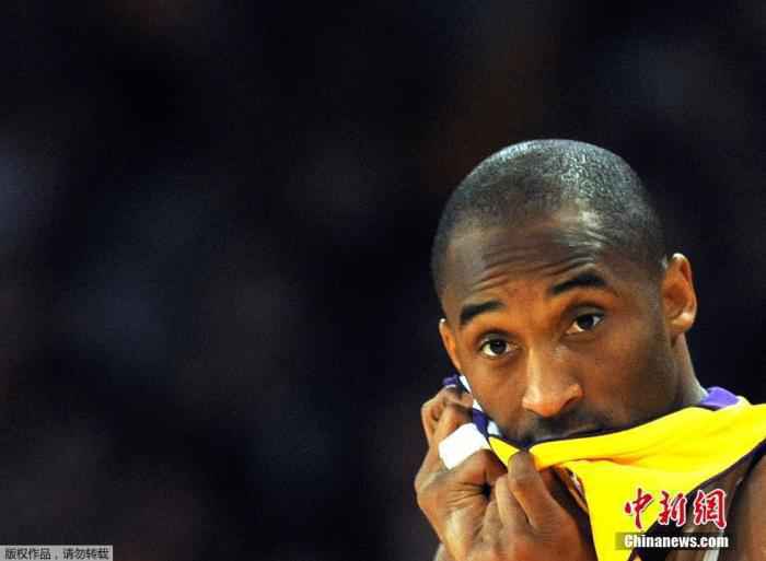 　　内地时间1月26日，已退役NBA著名球星科比·布莱恩特(Kobe Bryant)在美国加利福尼亚州卡拉巴萨斯市因乘坐的直升机坠毁而遇难，年仅41岁。

　　动静一出，有网友说，让还没睡醒的球迷，再多睡一会……

　　有网友说：斯特恩在天堂第一顺位摘走了科比。

　　有网友说：这要是一条假新闻有多好……

　　科比，愿天堂也有篮球陪你。

　　科比，我们想你。
