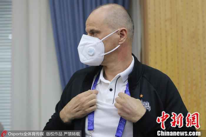 武里南联主帅班多维奇戴口罩出席赛前宣布会。
