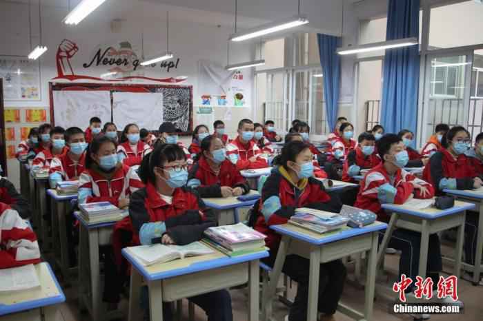3月16日，贵州省贵阳市第十中学初三学生正在上课。当天，跟着新冠肺炎疫情防控形势努力向好，贵州省内各中学高三初三年级开学复课，规复正常解说秩序。 /p中新社记者 瞿宏伦 摄