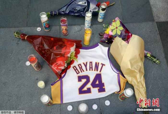 内地时间26日，NBA名宿科比·布莱恩特在美国加利福尼亚州卡拉巴萨斯市乘坐直升机坠机会难，年仅41岁。身披24号战袍的黑曼巴以一种人们最不肯看到的方法，永远成为回想。听到这一噩耗，美国各地的球迷用各类方法哀悼科比。