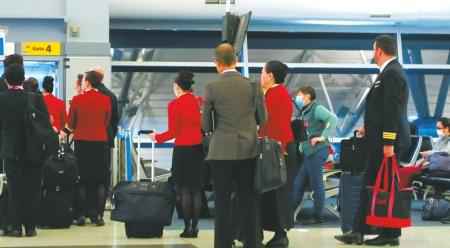 在纽约机场登机口，看到了很多中国人。