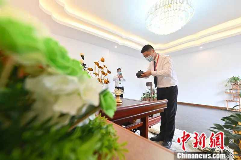  代客祭扫的“95后”小哥哥：这份工作是在行善性善