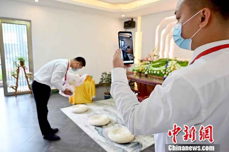  代客祭扫的“95后”小哥哥：这份工作是在行善性善