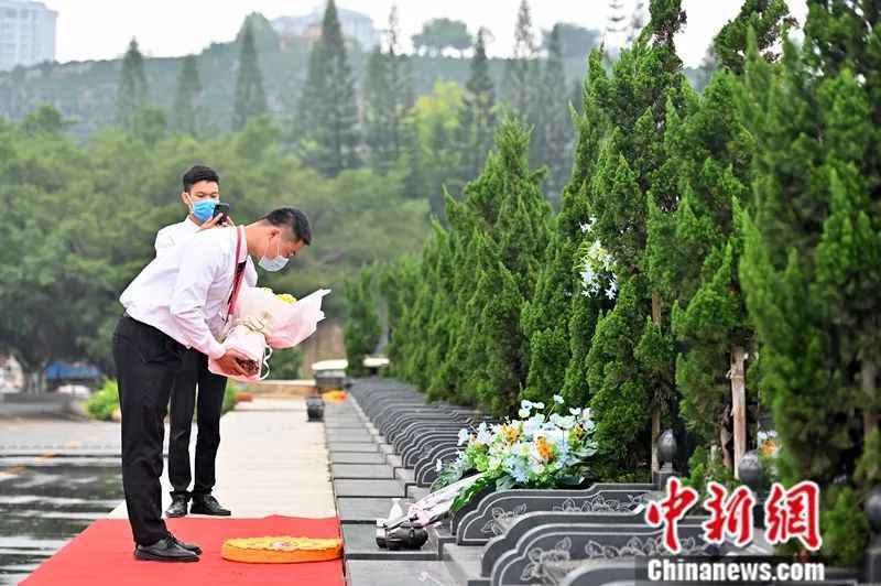  代客祭扫的“95后”小哥哥：这份工作是在行善性善