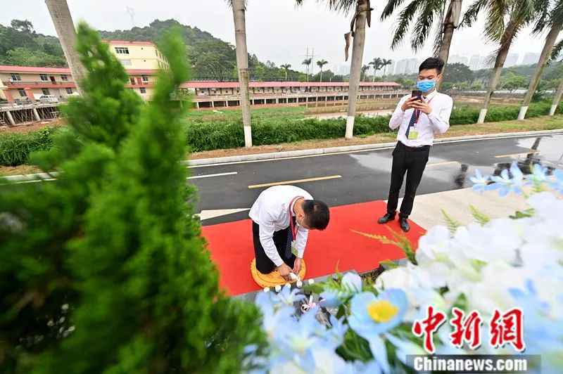  代客祭扫的“95后”小哥哥：这份工作是在行善性善