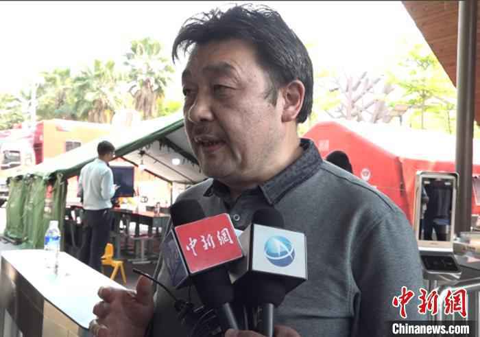 刘波接受记者采访。　陈选斌 摄