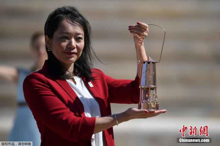 资料图：图为井本直步子托起火种。