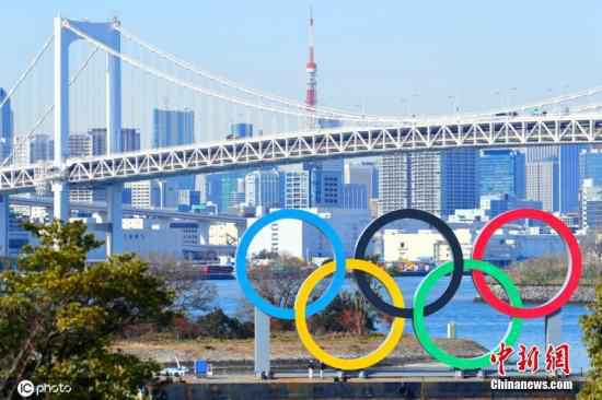 资料图：图为日本东京，台场海滨公园展示奥运五环，迎接即将到来的东京奥运会。