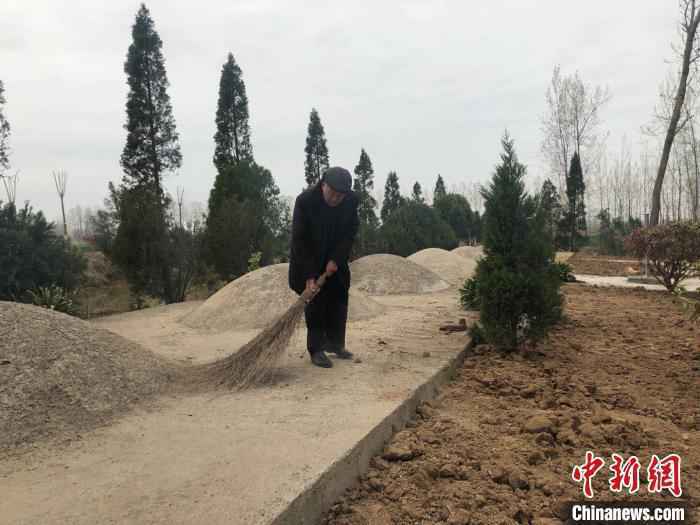 邻近清明，臧余年正在拂拭无名义士墓。　刘林 摄