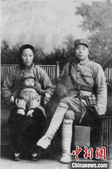 邱德平年青时与丈夫合影。(翻拍老照片) 刘林 摄