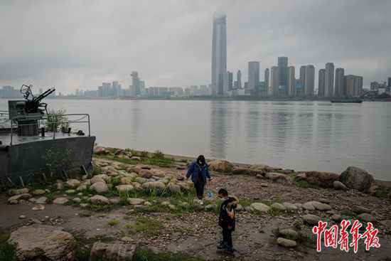  交通被激活商业在复苏…武汉市民开始回到正常生活
