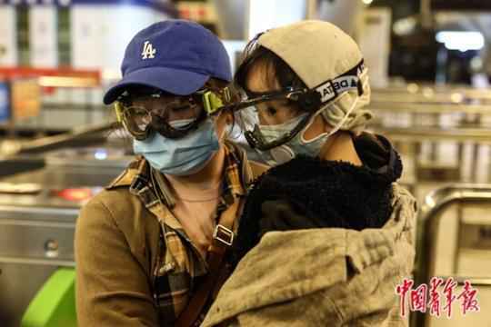  超长假期让年轻妈妈们不堪重负：“比上班累多了”