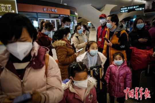  超长假期让年轻妈妈们不堪重负：“比上班累多了”