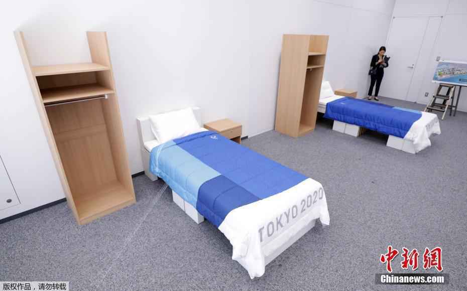 资料图：当地时间1月9日，将在东京奥运会奥运村、残奥会残奥村使用的床、桌子、衣柜等家具亮相，其中床腿是用纸板做的。