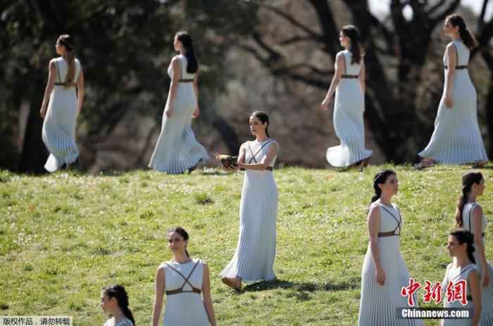 资料图：内地时间3月12日，2020年东京奥运会圣火收罗典礼在希腊奥林匹亚赫拉神庙进行。图为圣火收罗典礼现场。