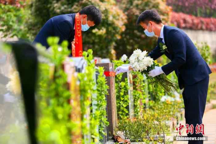 4月4日，在武汉市龙泉山孝恩园香荷广场，一场以“暖和追忆 惦记故交”为主题的集团代祭扫典礼在此进行。园区事恋人员通过默哀、宣读祭文、敬献花篮、鞠躬献花、放莲花灯等方法，向逝者表达哀思。
/p中新社发 王康荣 摄