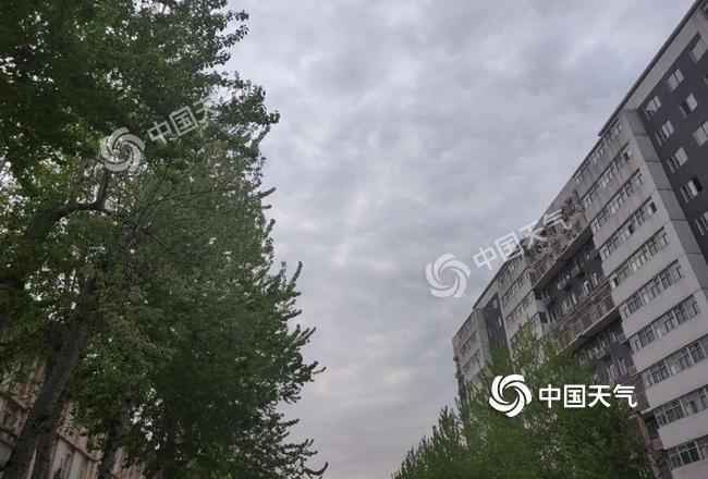 今晨都城天空云量较多，难见太阳踪迹。