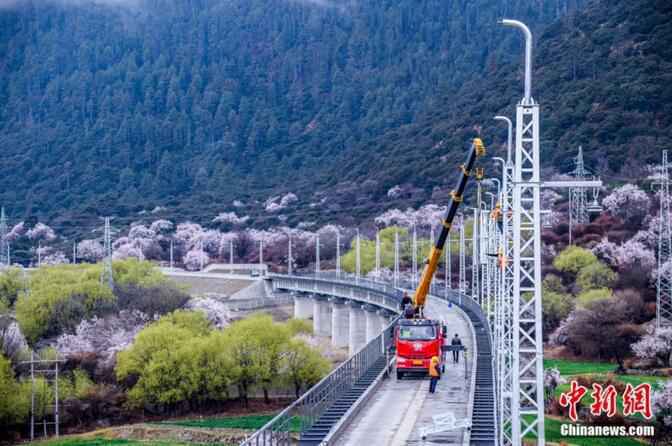 川藏铁路拉林段举办电气化施工。王宝成 摄
