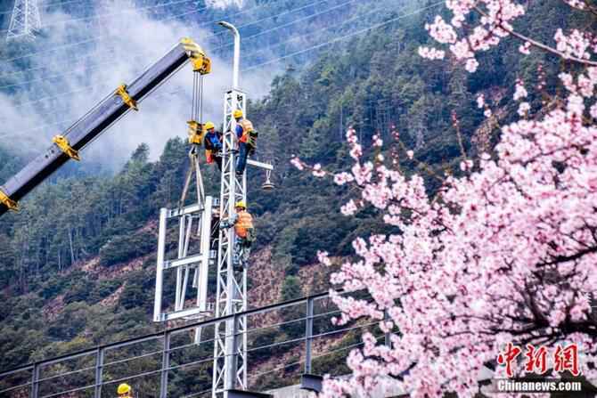 川藏铁路拉林段举办电气化施工。 王宝成 摄

