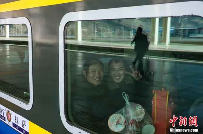 游客搭乘青藏铁路列车抵达拉萨。何蓬磊 摄