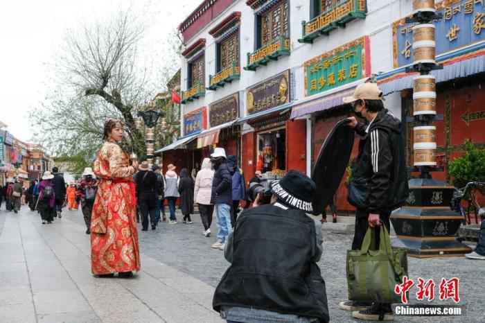 4月28日，旅客在八廓街照相留念。 何蓬磊 摄