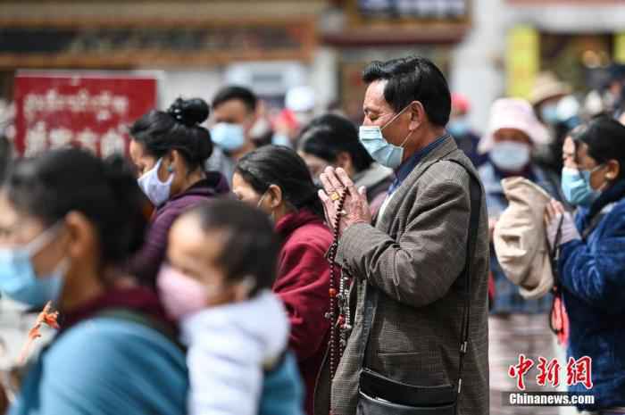 4月28日，信众在八廓街大昭寺前广场祈福。 何蓬磊 摄