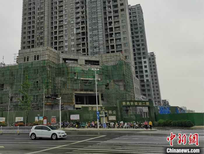 位于郑州市新郑新区的一延期交房楼盘。　胡堃 摄