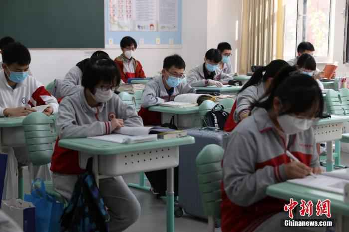 资料图：北京某校学生在教室内学习。 /p中新社记者 蒋启明 摄
