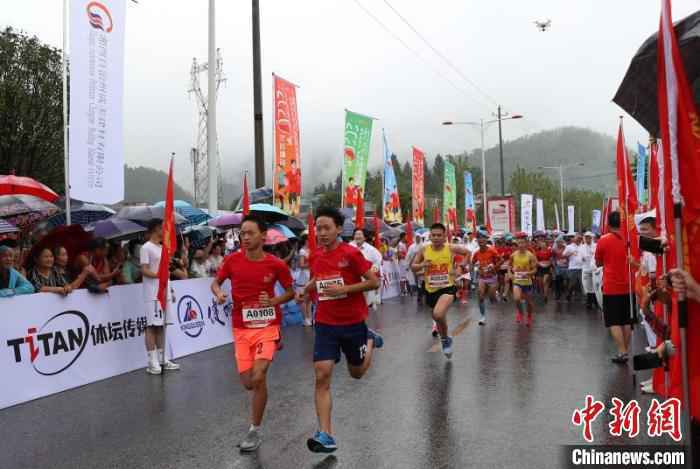 1000余位跑者湘西“康健跑”。主办方供图