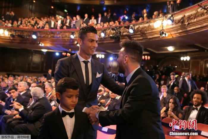 图为2017年世界足球先生颁奖现场，梅西(右)起身向C罗(左)暗示祝贺。