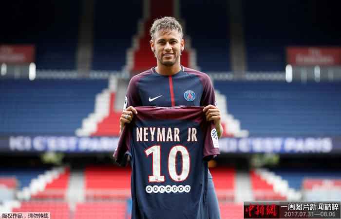 内地时间2018年8月4日，巴西球星内马尔正式加盟巴黎圣日耳曼，他身穿大巴黎10号球衣，表态巴黎王子球场，与媒体及球迷晤面。
