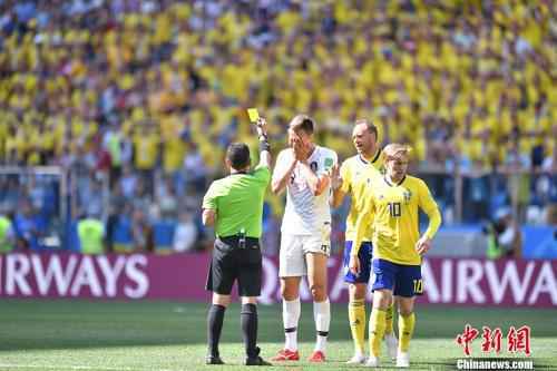 俄罗斯世界杯中，韩国队与瑞典队的比赛中，凭借裁判通过VAR技术判罚的点球，瑞典队1：0击败韩国，全取三分。 /p中新社记者 田博川 摄