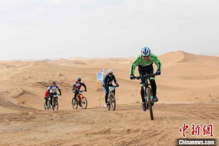 选手在沙地骑行。　杨迪 摄