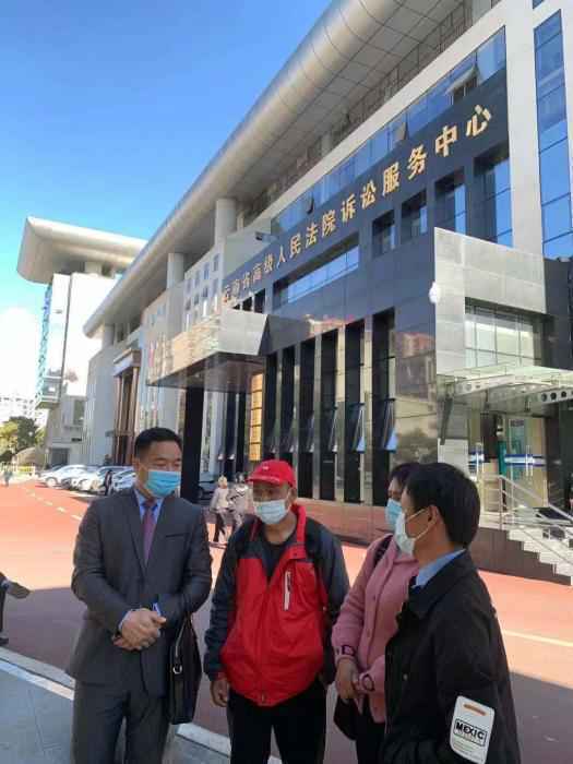 本日下午，何学光与家人前往云南省高院诉讼处事中心申请国度抵偿。受访者供图