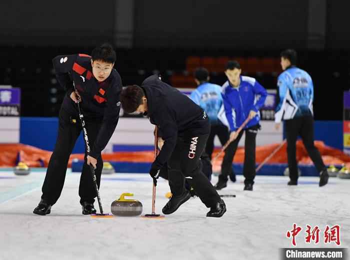 10月26日，长春，吉林省冰壶队队员正在练习。/p中新社记者 张瑶 摄
