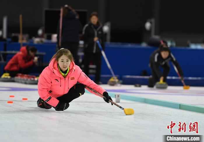 10月26日，长春，吉林省冰壶队队员正在练习。/p中新社记者 张瑶 摄
