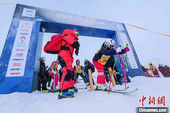 小选手们准备出发 中国青少年滑雪大奖赛官方提供