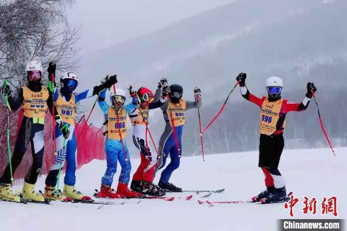 小选手们欢呼完赛 中国青少年滑雪大奖赛官方提供