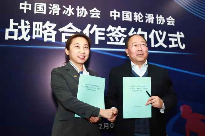 国度体育总局竞体司司长、中国轮滑协会主席刘国永(右一)与中国溜冰协会主席李琰签约。图片来历：中国溜冰协会