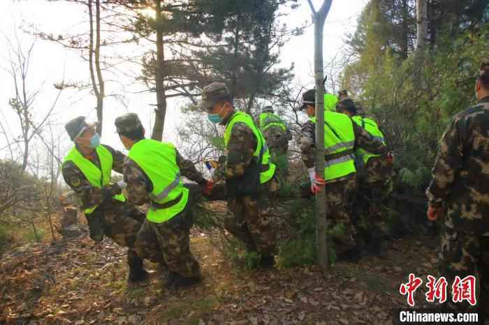 武警官兵抢挖防火断绝带。　翟飞飞　摄