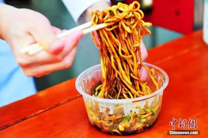 热干面是武汉最着名的小吃之一 。王康荣 摄