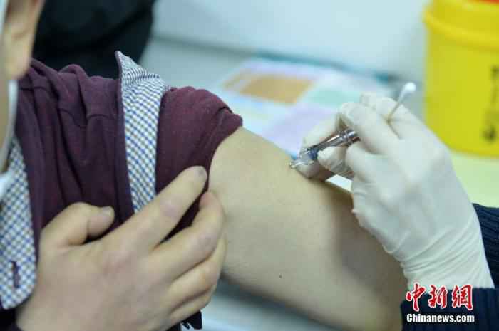 资料图：北京市民接种疫苗。/p中新社记者 田雨昊 摄