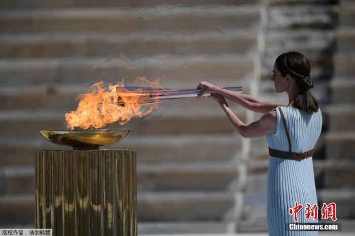 内地时间3月19日，2020年东京奥运会圣火交代典礼在雅典帕纳辛奈科体育场举办。按打算，东京奥运会圣火将搭乘名为“TOKYO 2020号”专机，于3月20日抵达日本宫城县的航空自卫队松岛基地，3月26日起开始在日本展开为期121天的通报。
