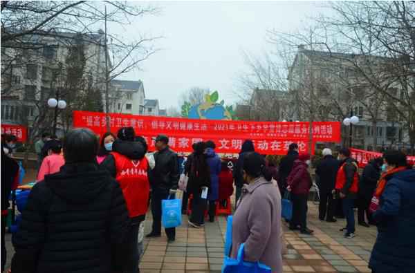西青医院10余名医疗专家到英伦社区开展义诊勾当