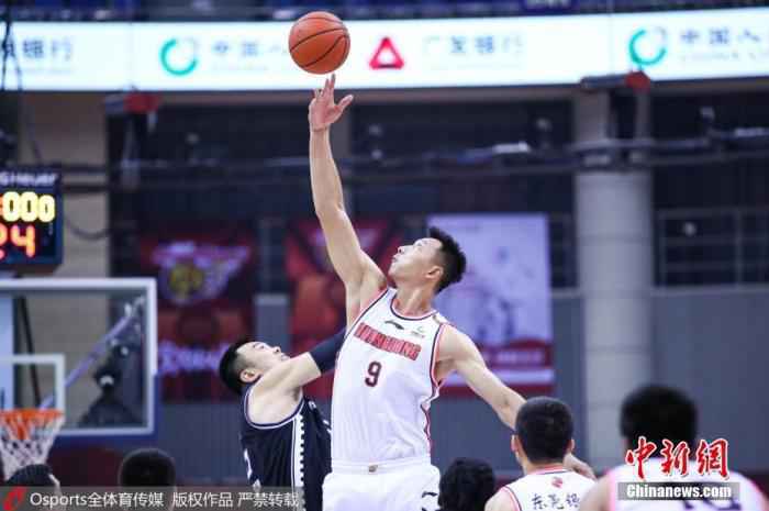 图为广东队易建联和辽宁队韩德君跳球。图片来历：Osport全体育图片社