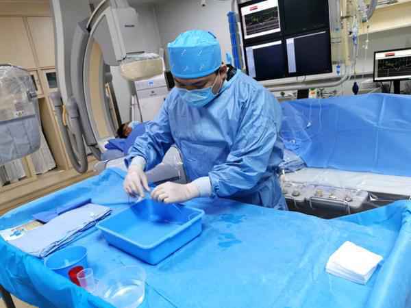 西青医院心内科团队紧张施救使一名30岁突发急性心肌梗塞患者挽回生命